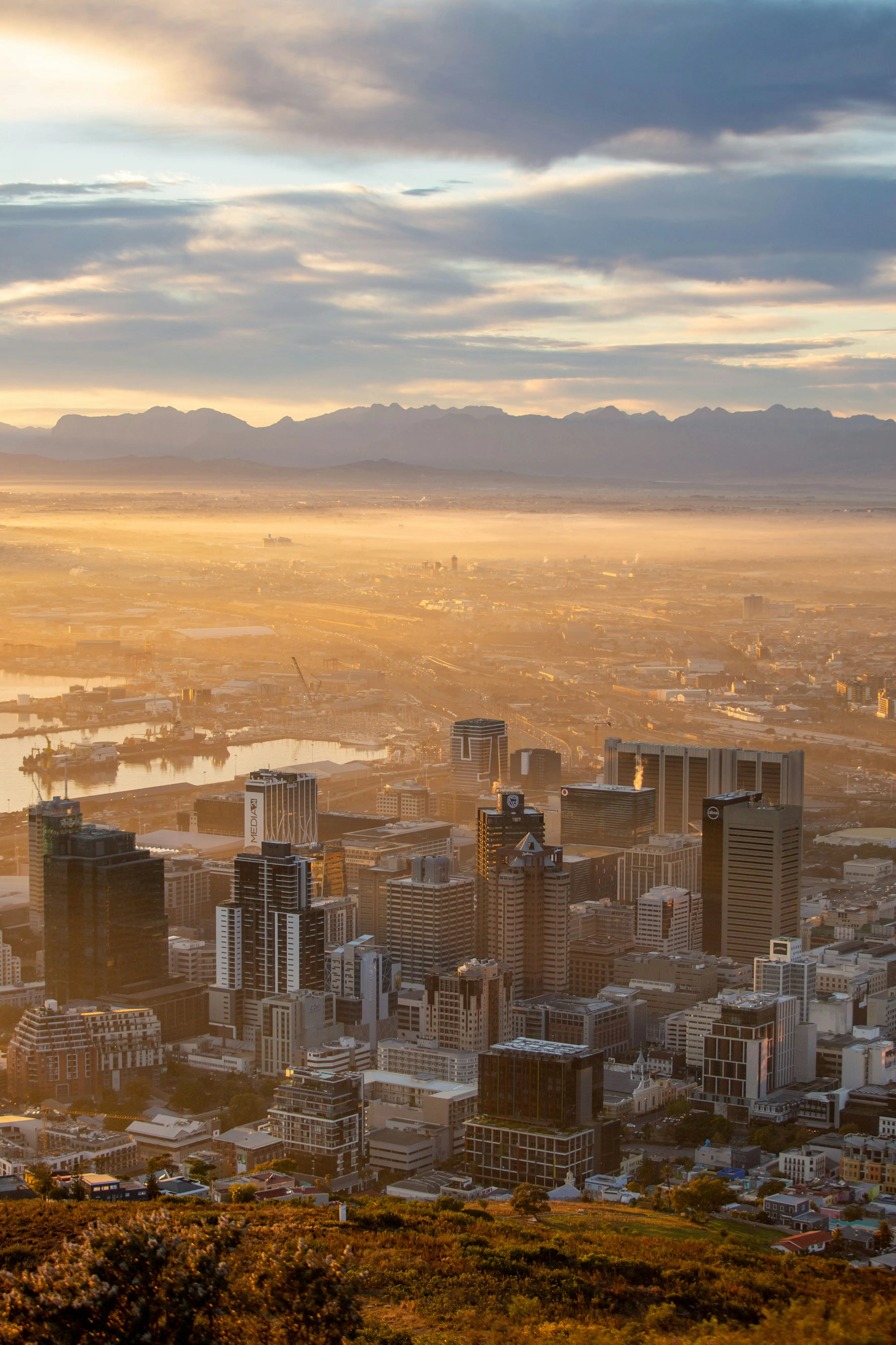 Cape Town City Bowl beneath Table Mountain